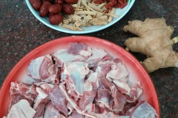 药膳炖羊肉的做法图解1