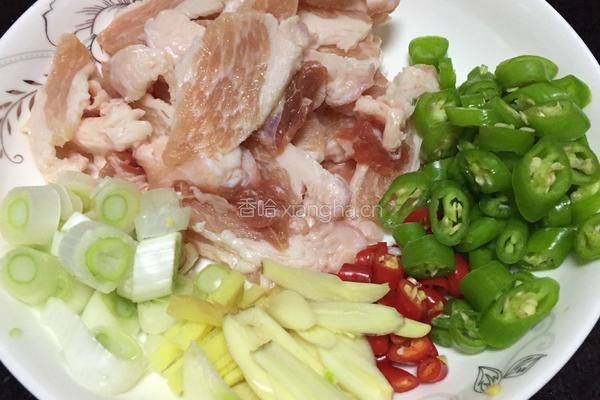 杏鲍菇炒肉的做法图解1