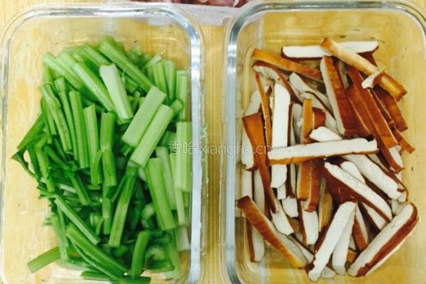 芹菜香干炒肉丝的做法图解1