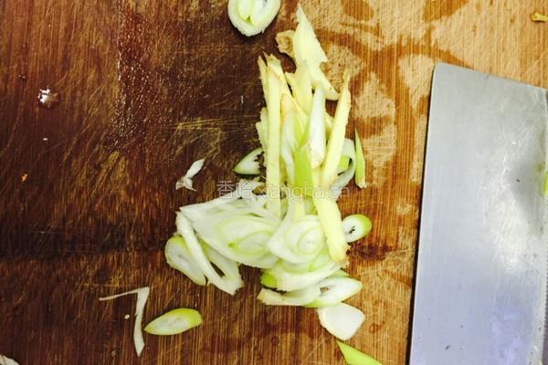 芹菜香干炒肉丝的做法图解2