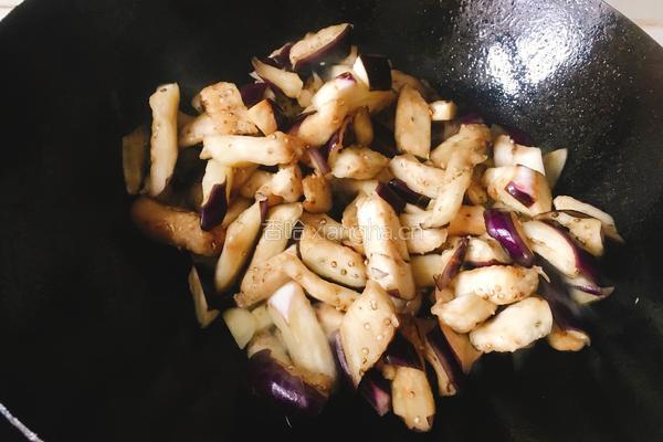 青椒肉片茄子的做法图解8