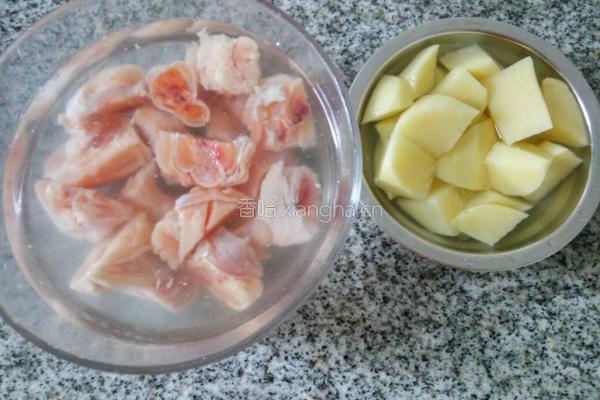 土豆炖鸡肉的做法图解1