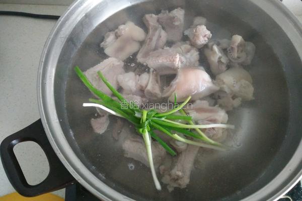 猪脚排骨汤的做法图解4