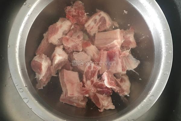 排骨烧海带的做法图解1