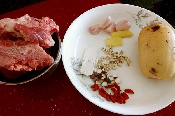 排骨茨实薏米莲藕祛湿汤的做法图解1