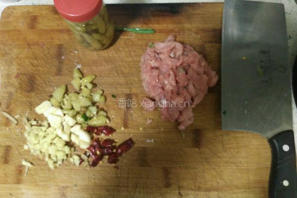 泡椒苕粉肉丝的做法图解1