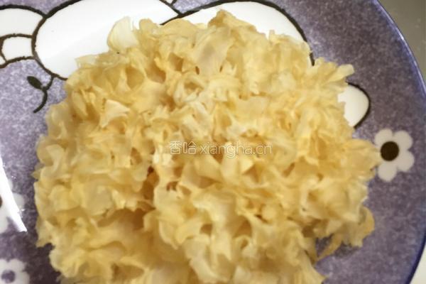 莲子红豆银耳汤的做法图解1
