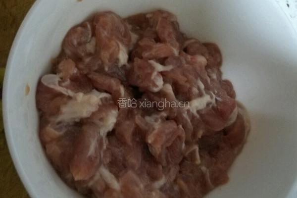 泡椒芹菜炒肉的做法图解1