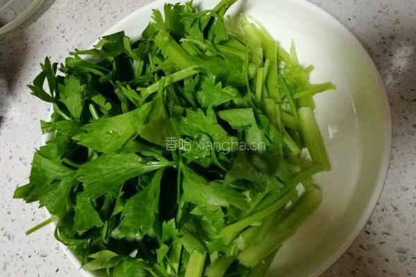 泡椒芹菜炒肉的做法图解2