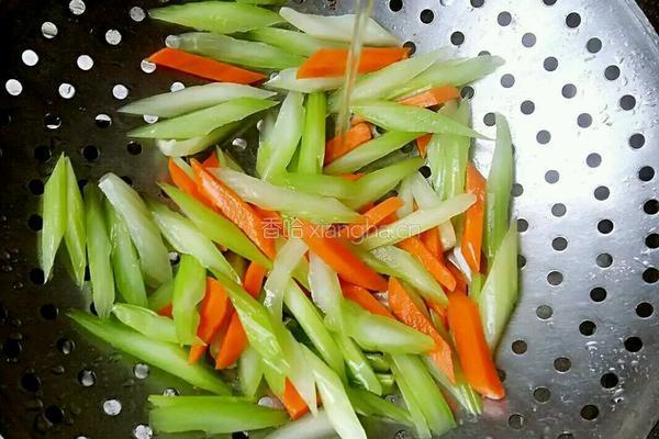 西芹炒腰果的做法图解9