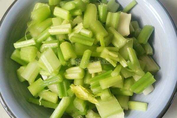 芹菜炒肉的做法图解1