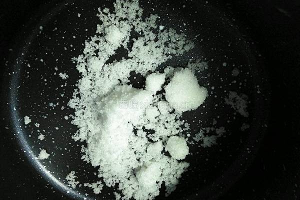 焦糖热奶茶的做法图解2