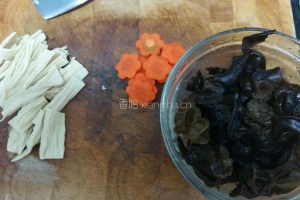 黑木耳炒腐竹的做法图解4