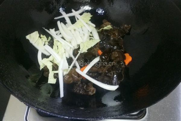 黑木耳炒腐竹的做法图解5