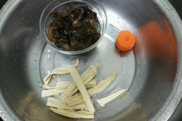 黑木耳炒腐竹的做法图解1