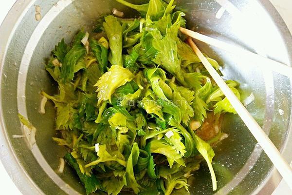 鸡蛋芹菜叶的做法图解5