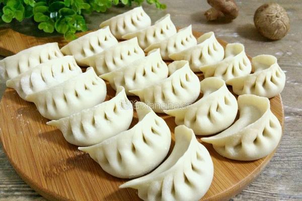 香菜香菇猪肉馅饺子的做法图解1