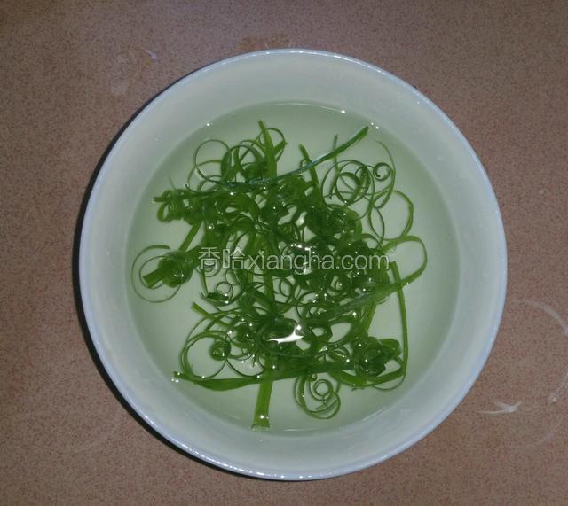 把葱切丝（我是用手撕的）泡水