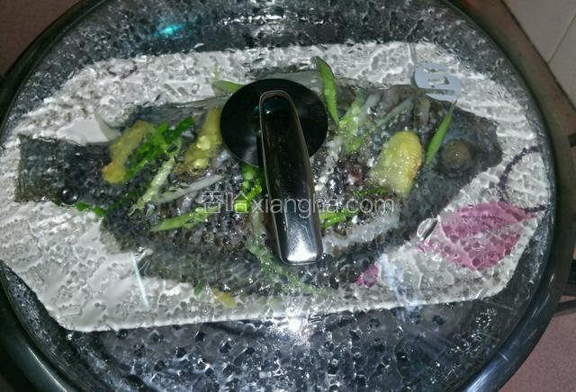 把水烧开，放入蒸屉，把鱼隔水蒸10-15分钟