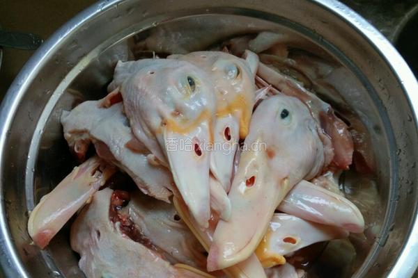 家常香焖鸭头的做法图解1