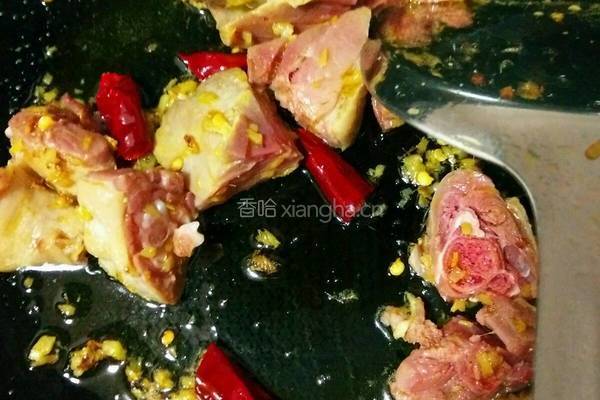 蒜苔炒咸鸭腿的做法图解3