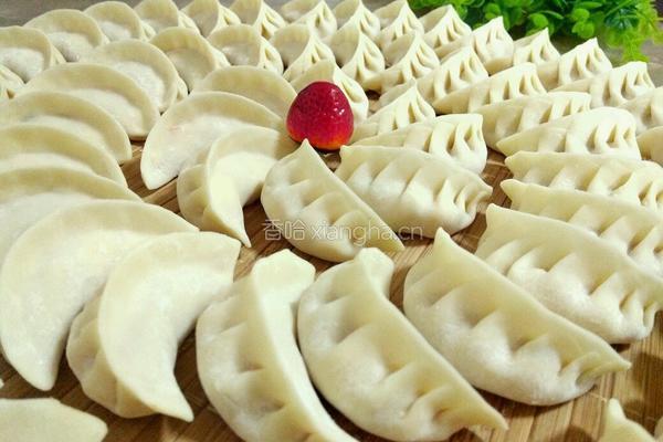 月牙形饺子的包法的做法图解1