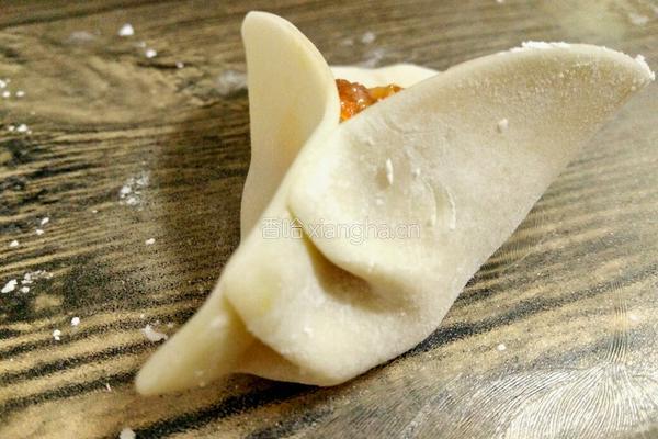月牙形饺子的包法的做法图解9