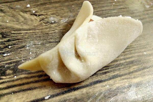 月牙形饺子的包法的做法图解11
