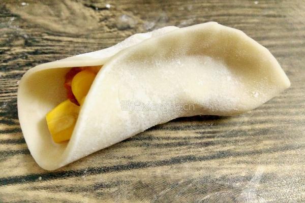 月牙形饺子的包法的做法图解13
