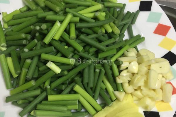 鱼香鸡丝蒜苗的做法图解3