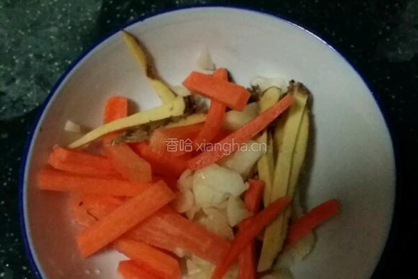 酸菜炒猪大肠的做法图解3