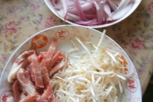 肉丝炒面条的做法图解2