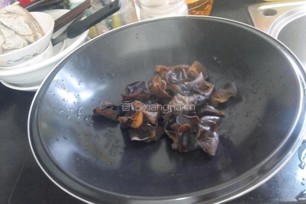 熟木耳朵炒鸡蛋的做法图解1