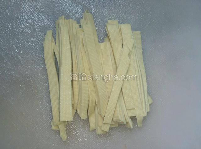 千张一片洗净切丝（不要切太细）