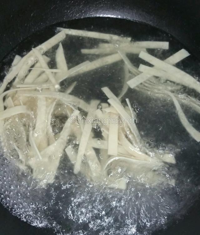 锅里水烧开，放千张焯水2分钟后捞起