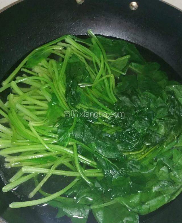 水继续烧开，放菠菜焯水1分钟