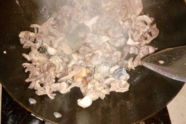 芹菜炒鸡胗的做法图解2