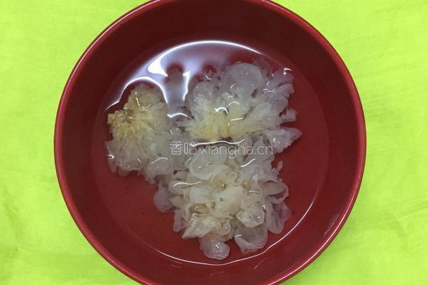 冰糖红枣银耳羹的做法图解2