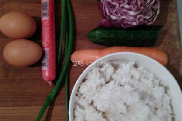 五彩家常炒饭的做法图解1
