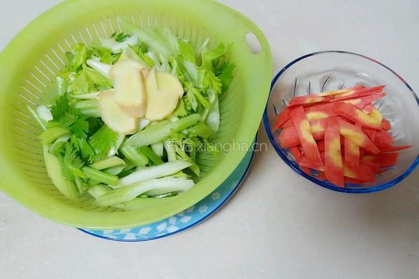 一见倾心（西芹炒香肠）的做法图解2