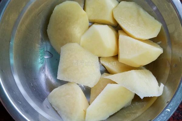 土豆番茄排骨汤的做法图解2
