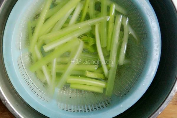 芹菜海鲜菇的做法图解10