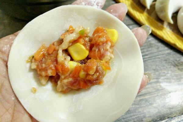 玉米胡萝卜猪肉馅饺子的做法图解8