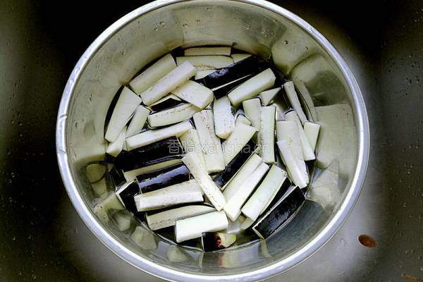 鱼香茄子豆角的做法图解2