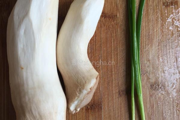 杏鲍菇炒肉的做法图解1