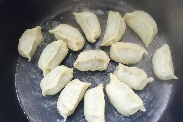 蛋抱饺的做法图解1