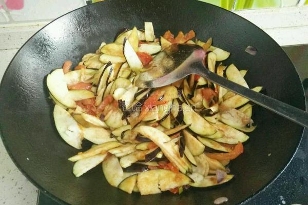 番茄炒茄子的做法图解6