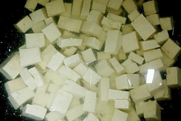 蘑菇炖豆腐的做法图解2