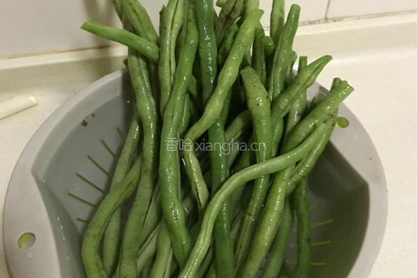 干煸豆角的做法图解1