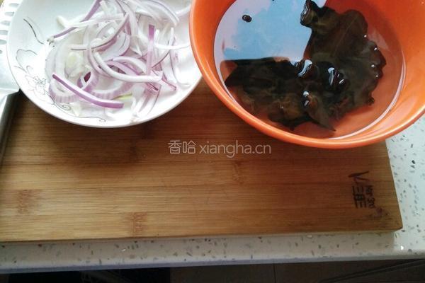 洋葱拌木耳的做法图解1